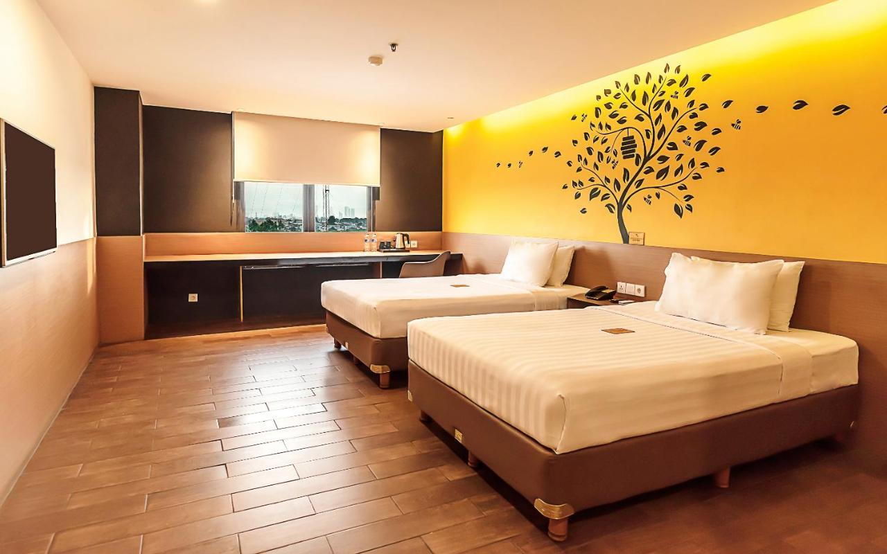 Yellow Bee Tangerang Kültér fotó