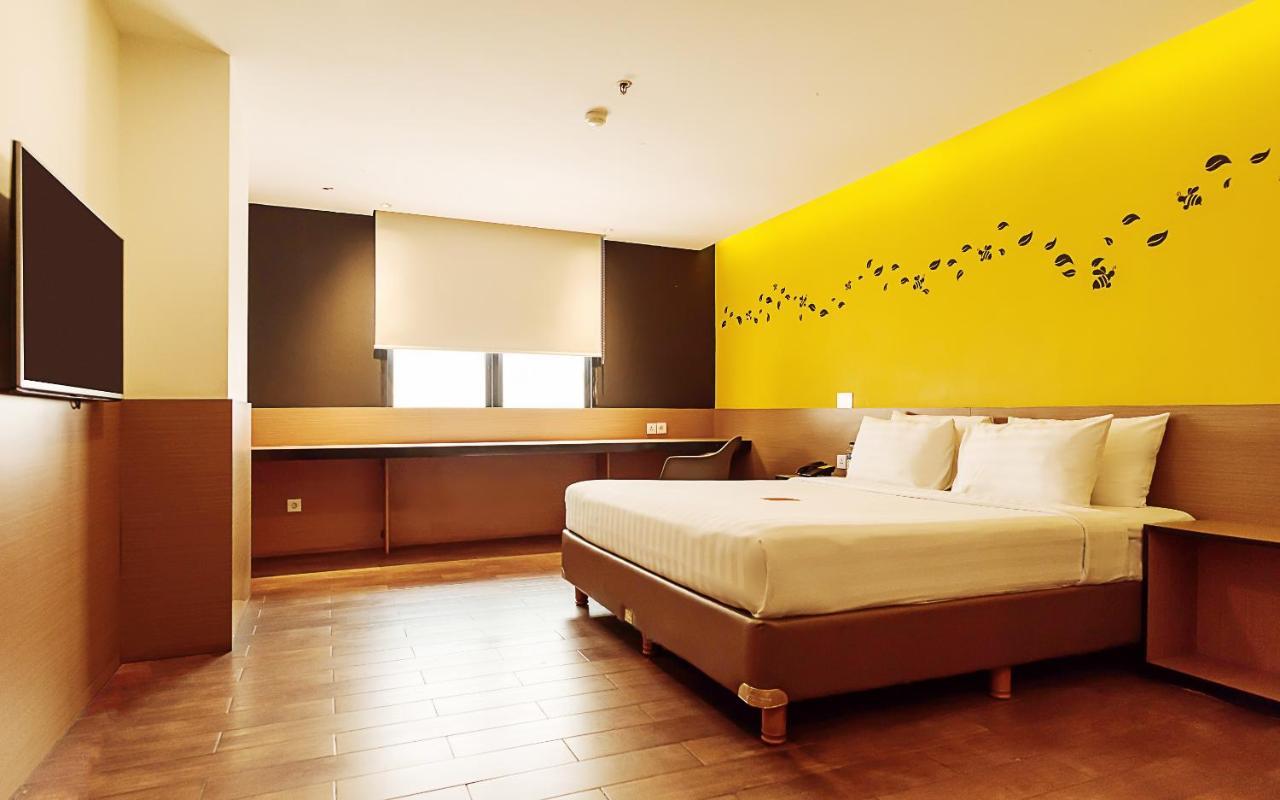 Yellow Bee Tangerang Kültér fotó