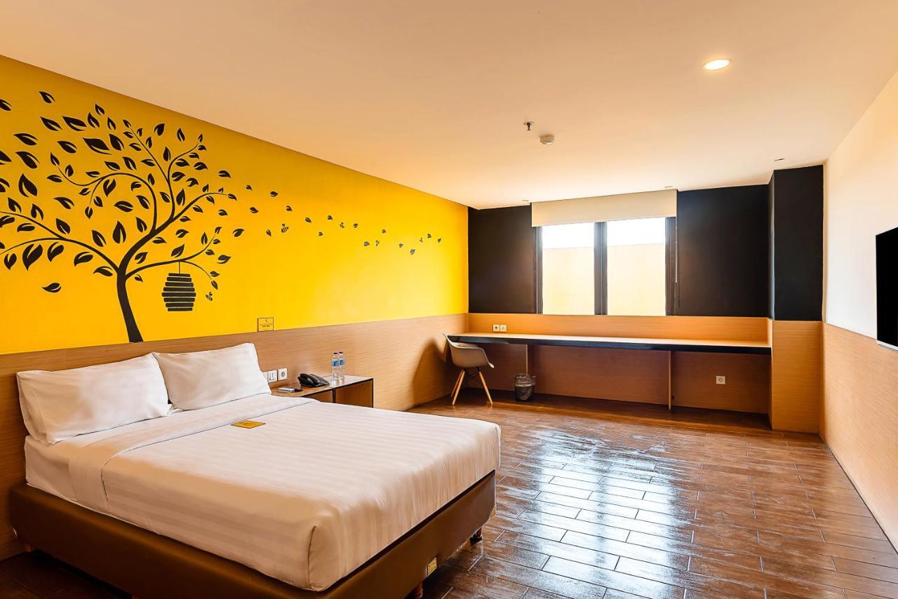 Yellow Bee Tangerang Kültér fotó