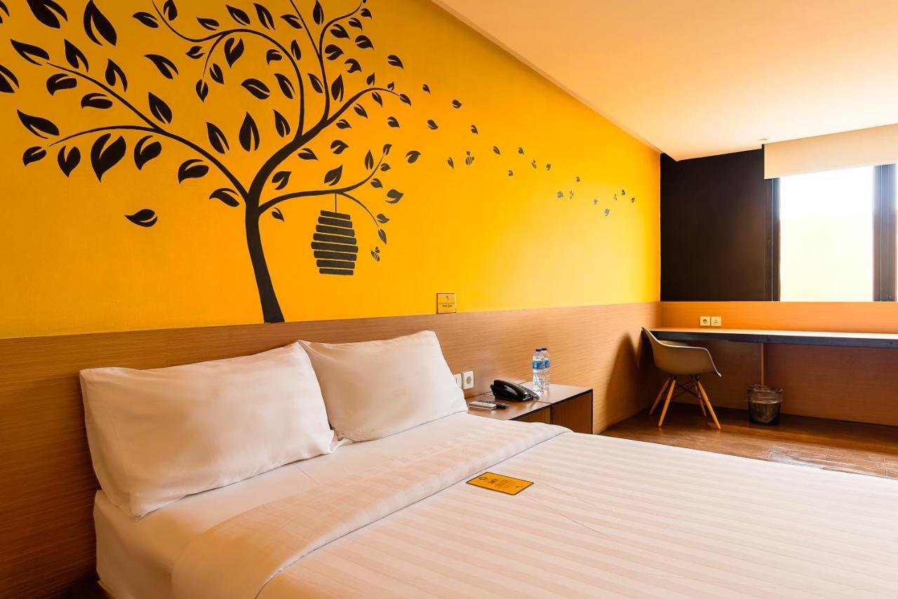 Yellow Bee Tangerang Kültér fotó