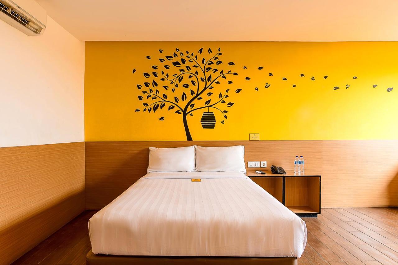 Yellow Bee Tangerang Kültér fotó