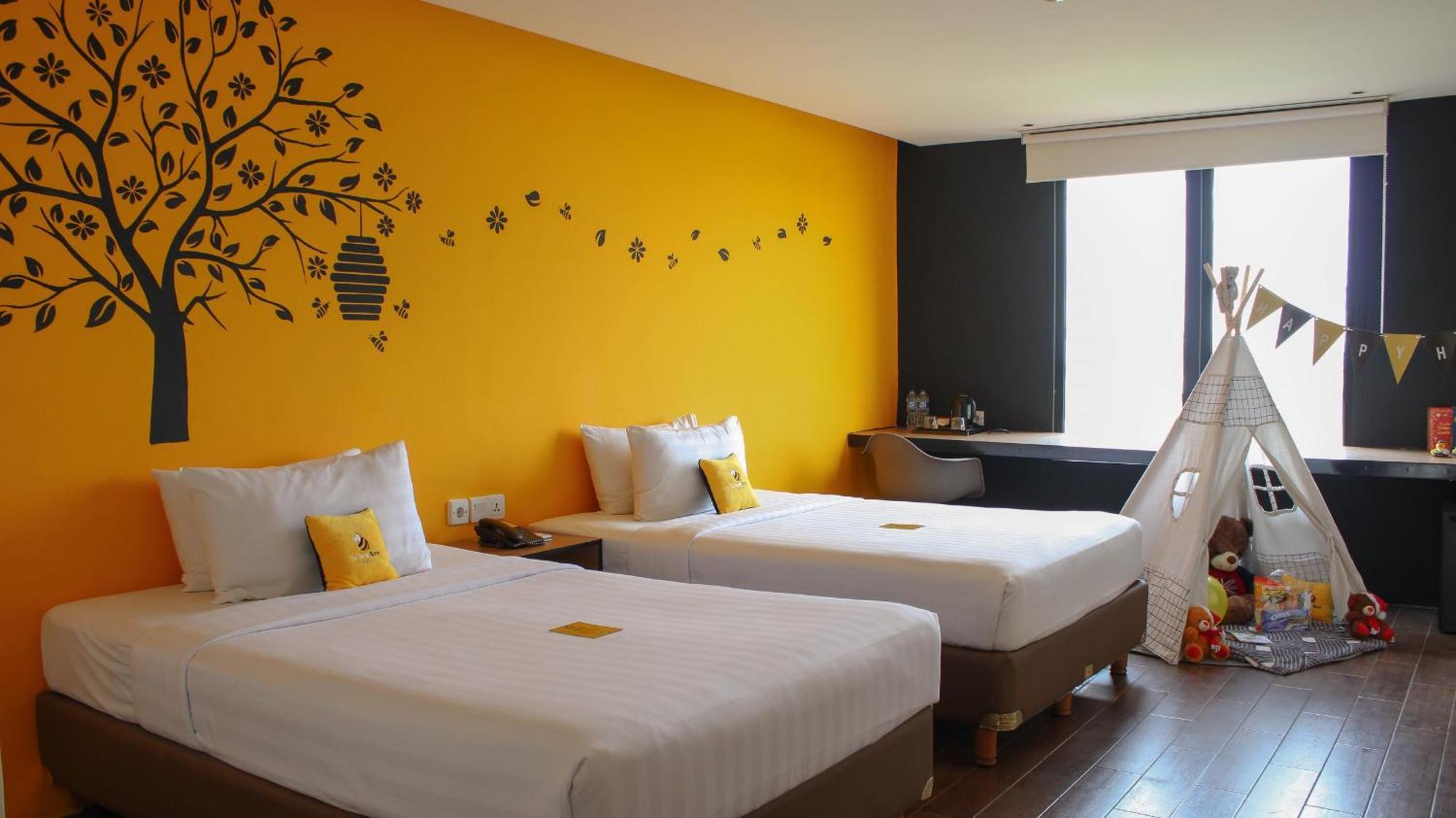 Yellow Bee Tangerang Kültér fotó