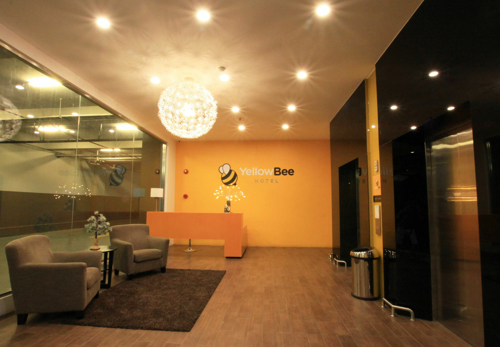 Yellow Bee Tangerang Kültér fotó