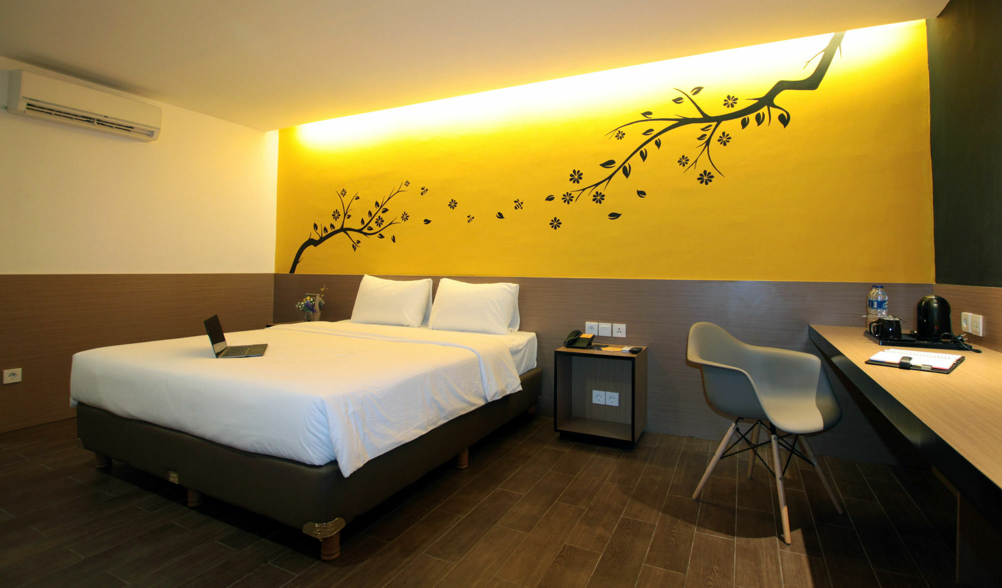 Yellow Bee Tangerang Kültér fotó